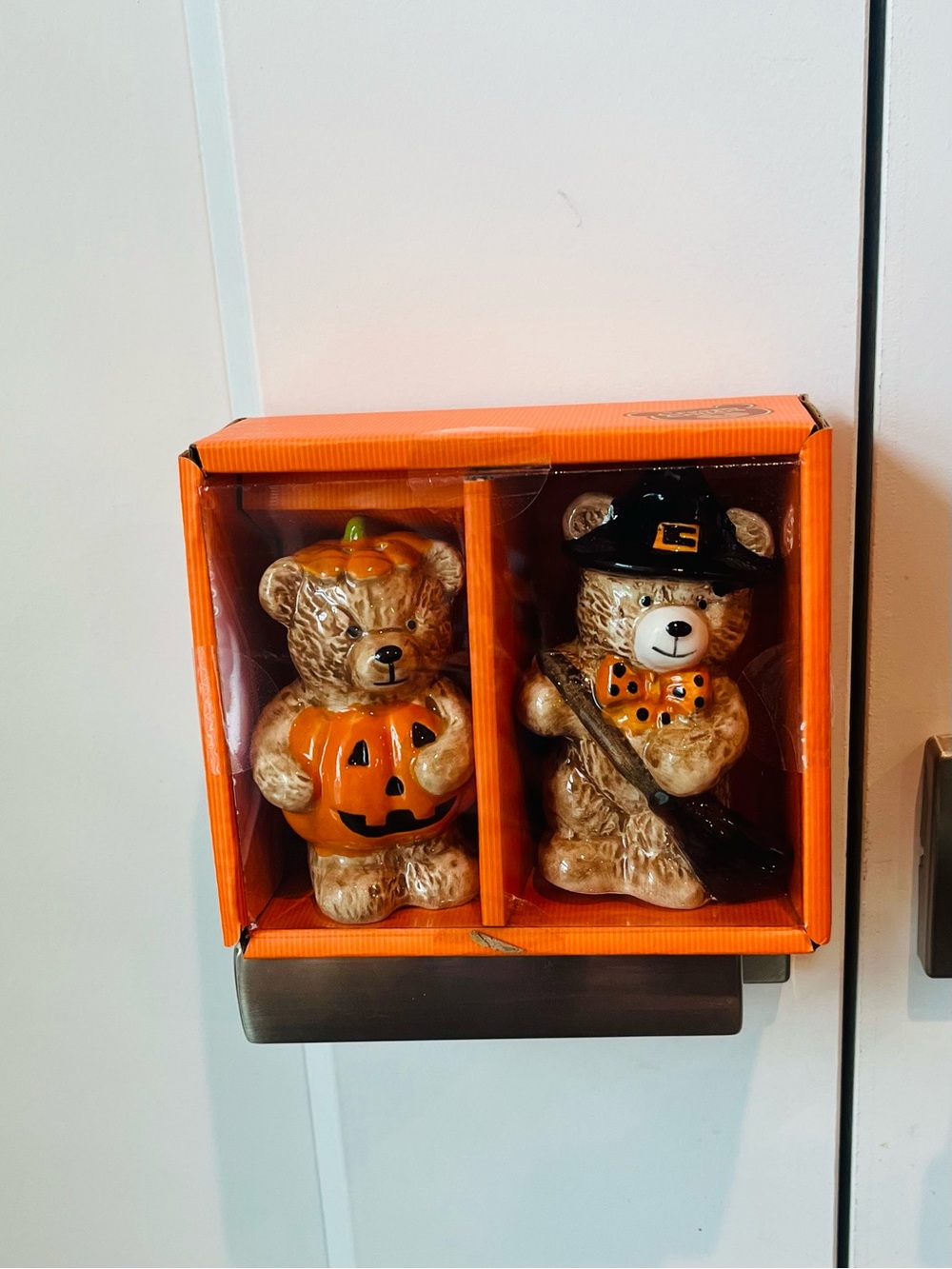 NWT Creepy, critters Halloween Bear Salt & Pepper Shakers Set - Orange